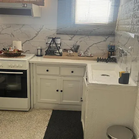 φωτεινο διαμερισμα στη νεαπολη-λαρισας έως 2 άτομα *